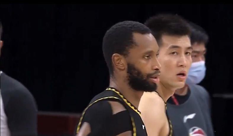 谭氏侧身坐在床边，双手抄在袖子里，扭过头去瞪着床里面的帐子，不看这一屋的人。
